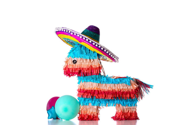 Sombrero klobouk s mexickou pinata a balónky na bílém pozadí - Fotografie, Obrázek