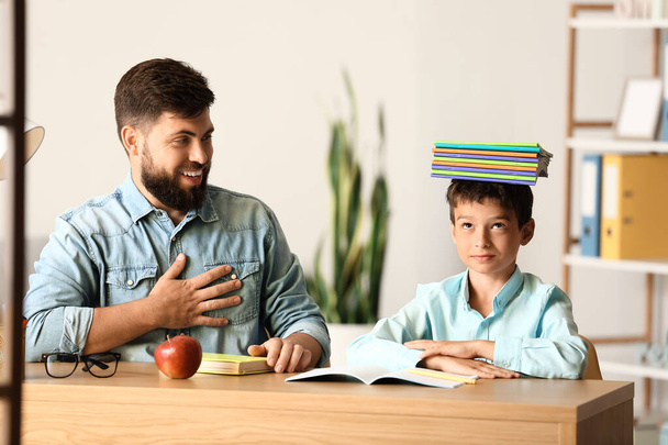 Маленький хлопчик з батьком робить уроки вдома
 - Фото, зображення