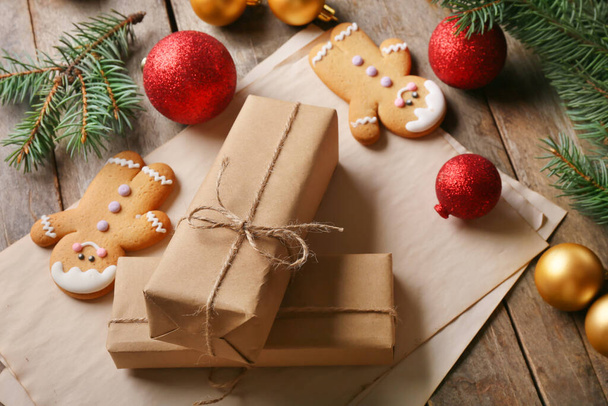 Kurabiyeli Noel hediyeleri ve tahta arka planda toplar - Fotoğraf, Görsel