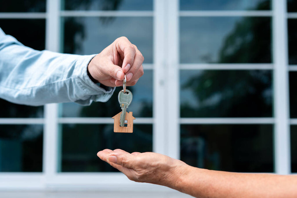 Ev alıcıları ev anahtarlarını alıcılardan alıyor. Evini sat, kirala ve fikir satın al.. - Fotoğraf, Görsel