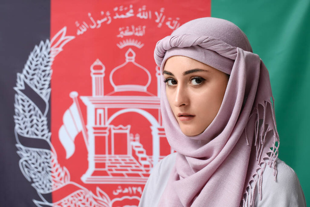 Müslüman kadın Afganistan bayrağına karşı - Fotoğraf, Görsel