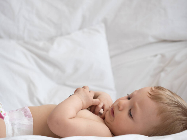 Cute caucasian baby girl in bed - Zdjęcie, obraz