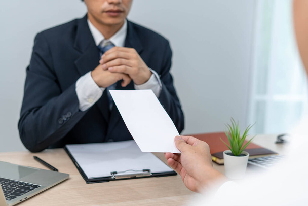 Empresários enviam cartas de demissão para executivos ou gerentes. Incluir informações sobre demissão e vagas e mudanças de emprego. - Foto, Imagem
