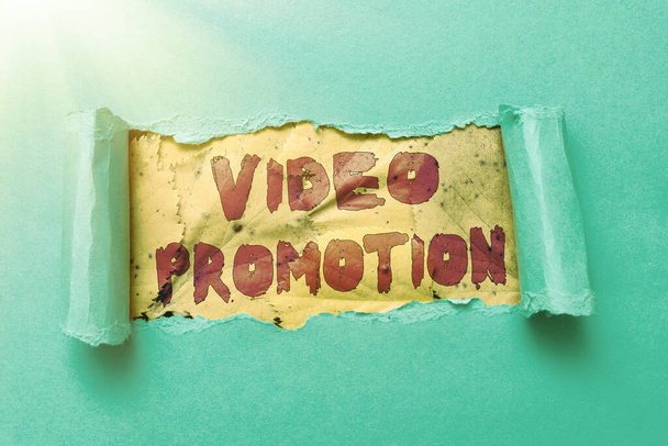 Schreiben von Text Video Promotion. Geschäftsübersicht Ein Video oder Kurzfilm, der für etwas wirbt oder Werbung macht, zeigt den Hintergrund hinter der Vorderseite - Foto, Bild
