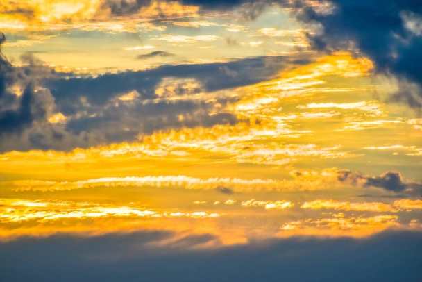 Laranja sol brilha através de nuvens de tempestade no céu ao amanhecer e pôr do sol - Foto, Imagem
