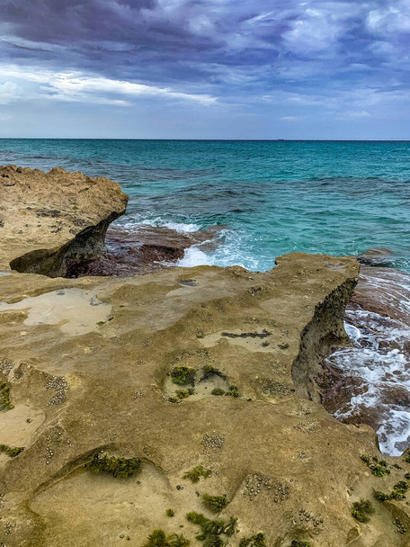 κύματα βουτιά στα βράχια το καλοκαίρι - Φωτογραφία, εικόνα