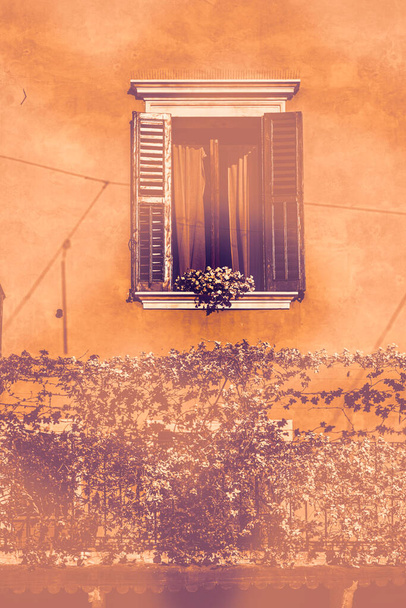 イタリアの窓は、現代的なスタイルで夜明けの美しさ、機能性とパフォーマンスの新しいと古い地平線です。. - 写真・画像