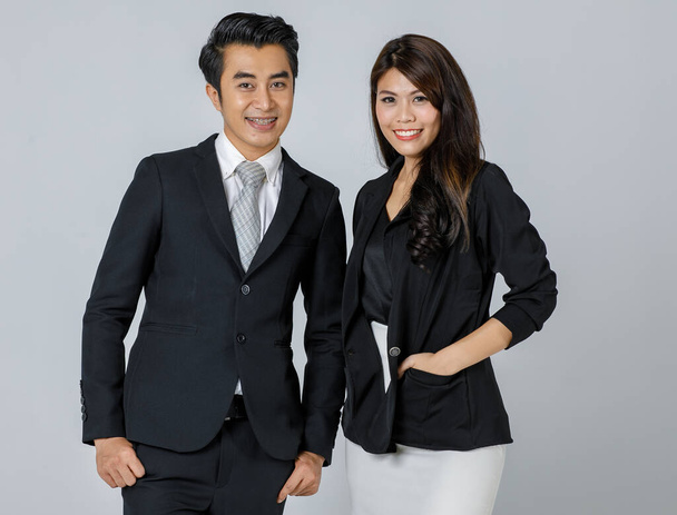 Aziatisch man en vrouw in business uniform zelfverzekerde mensen portret geïsoleerd op witte achtergrond. - Foto, afbeelding