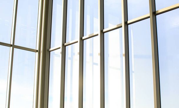 Háttér a modern külső design és építészet üveg ablak épület tükröződik a kék ég, felhők és a napfény az esti időben - Fotó, kép