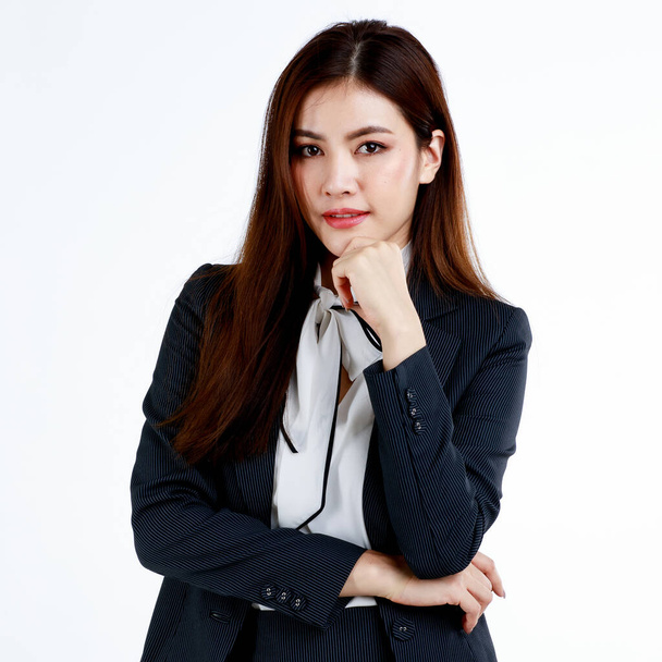 Portrait de jeune femme d'affaires asiatique en costume noir formel posant avec un style magnifique et élégant dans un geste amical et de confiance en soi, studio tourné sur fond blanc. - Photo, image