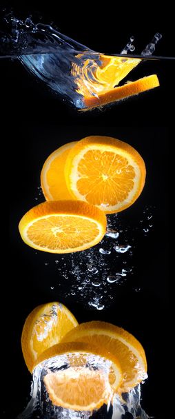fatia de laranja na água com bolhas
 - Foto, Imagem
