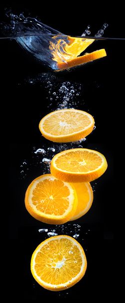 slice of orange in the water with bubbles - Φωτογραφία, εικόνα