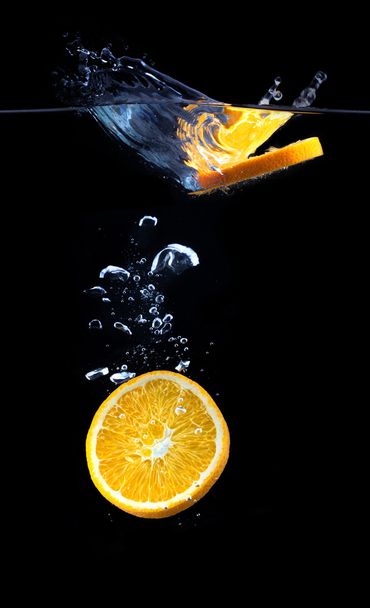 slice of orange in the water with bubbles - Foto, Imagem