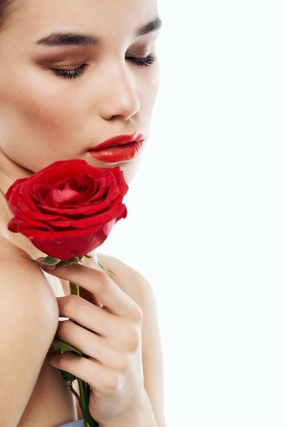 ブルネット魅力的な外観バラの花赤い唇魅力 - 写真・画像