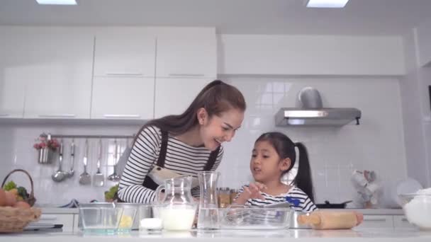 Madre e un bambino curioso lavorano insieme cuocendo e cucinando a casa.. - Filmati, video