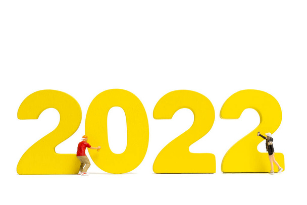Miniaturní lidé Teenager sprejování barva číslo 2022 na bílém pozadí, Šťastný nový rok koncept - Fotografie, Obrázek