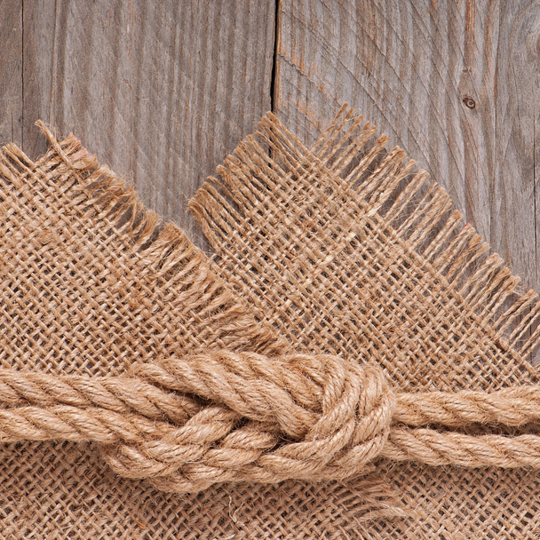Верёвка на фоне деревянной текстуры
 - Фото, изображение