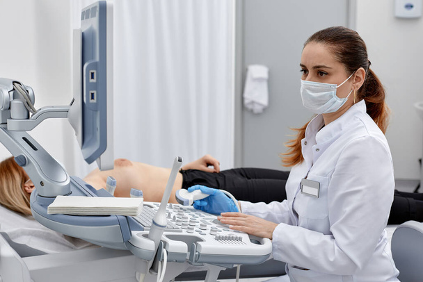 Młoda kobieta pierwsze badanie piersi przez jej USG ginekolog skanowanie sonografia Technologia Sprzęt medyczny opieka zdrowotna. - Zdjęcie, obraz