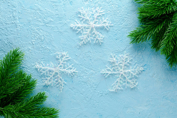 fond bleu Noël avec des brindilles de sapin et des flocons de neige. Photo de haute qualité - Photo, image