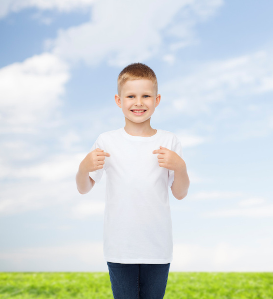smiling little boy in white blank t-shirt - Foto, imagen