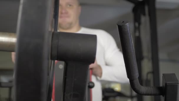 Kehonrakentaja kouluttaa takaisin lihaksia kuntosalilla - Materiaali, video