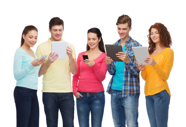 group of teenagers with smartphones and tablet pc - Foto, afbeelding