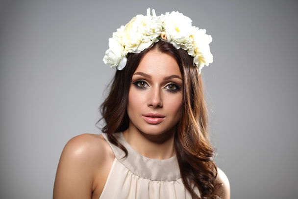 Portrait of a beautiful woman with flowers in her hair. Fashion photo - Foto, Imagen