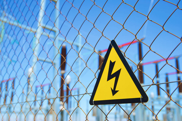 Segnale di pericolo elettrico posto su una recinzione metallica. - Foto, immagini