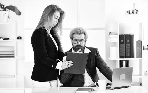 mentor coach speaking to assistant. woman and man discuss work issues. colleagues brainstorming in talk chatting. explain ideas at workplace. business colleagues in modern office - Foto, Imagem