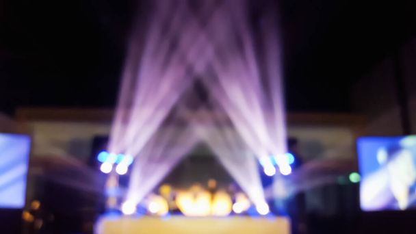 Αφηρημένα θολά φώτα σκηνής και φώτα προβολέων σε συναυλία ή εκδήλωση - Φωτογραφία, εικόνα