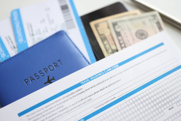 Паспорт медицинского страхования и деньги на столе крупным планом - Фото, изображение