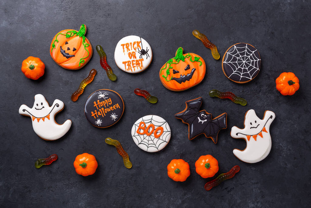Halloween gingerbread cookies on dark stone background. Bright homemade cookies for Halloween party - Foto, immagini