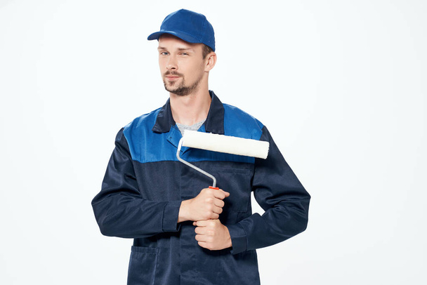 férfi dolgozó egyenruha festék görgő javítási munka - Fotó, kép