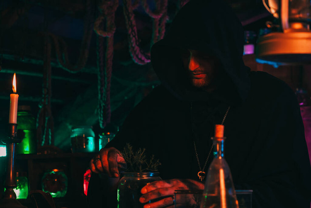 Alchemist in einem mystischen Labor braut einen Trank - Foto, Bild