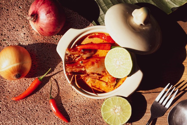 Tom Yum katkarapuja ja River Katkarapu mausteet ja chili cup sijoitettu puinen pöytä - Valokuva, kuva