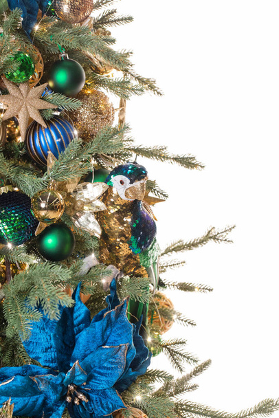 Versierde kerstboom takken met speelgoed - Foto, afbeelding