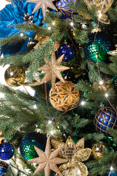 Noel ağacı dalları oyuncaklarla süslenmiş. - Fotoğraf, Görsel