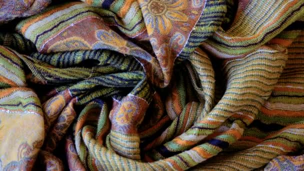 Elegantní barevný šátek, tkanina, šál, oranžová, zlatá, zelená, smíšená barva. Abstraktní tkaniny pozadí vzor. - Záběry, video