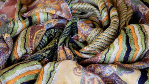 Detailní detail elegantní barevné šály, tkaniny, šál, oranžová, zlatá, zelená, smíšená barva. Abstraktní tkaniny pozadí vzor. - Záběry, video