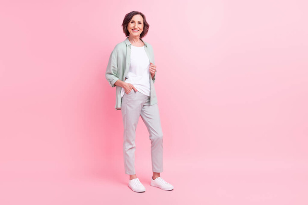 Full size portrait of satisfied aged people standing put hand in pocket toothy smile isolated on pink color background - Valokuva, kuva