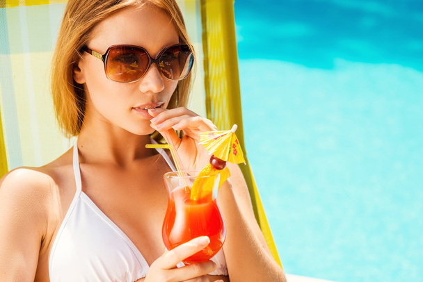Woman in white bikini drinking cocktail - Foto, Imagem