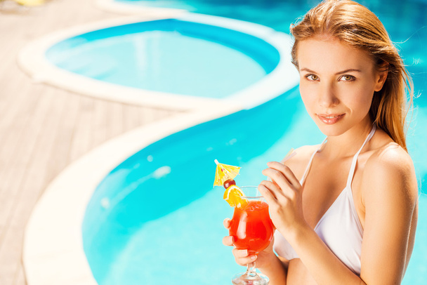 Woman in white bikini holding cocktail - Fotoğraf, Görsel