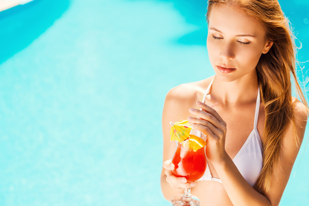 Woman in white bikini holding cocktail - Foto, Imagem