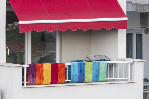 Makarska, Hırvatistan ve renkli havlularla kaplı bir balkon. - Fotoğraf, Görsel