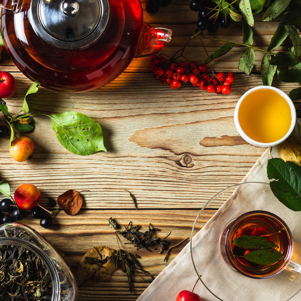Autumn still life. Herbal tea with rowan, wild apples and chokeberry. - Foto, Imagem