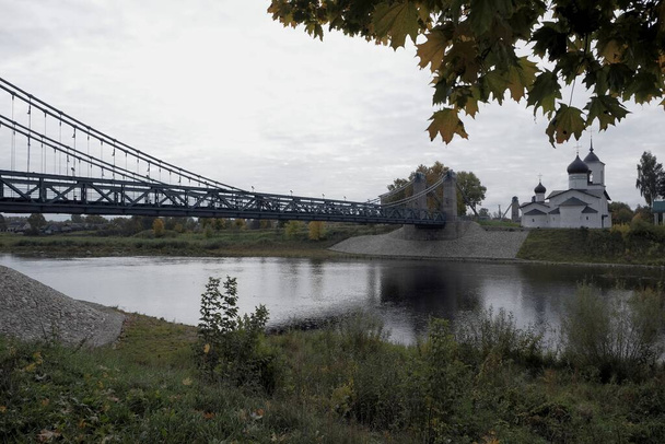 Kettenbrücken, ein Wunder der Ingenieurskunst in der Mitte des 19. Jahrhunderts, Stadt Ostrov, Gebiet Pskov, Russland - Foto, Bild