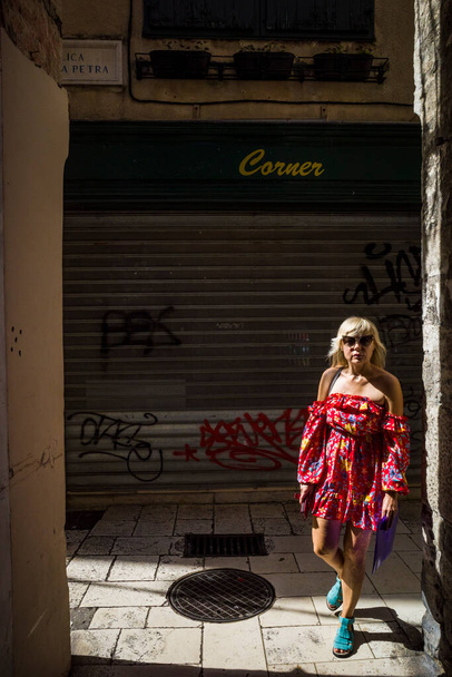 Split, Chorwacja Szczere ujęcie kobiety spacerującej wąską uliczką. - Zdjęcie, obraz