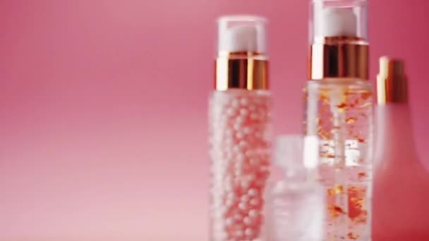 Bellezza, make-up e cosmetici promozione del prodotto su sfondo rosa, profumo, fragranza e bottiglie per la cura della pelle - Filmati, video
