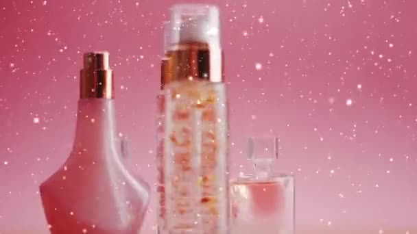Talvilomat kosmetiikkatuotteiden myynti, meikit ja kosmetiikkatuotteiden myynninedistäminen vaaleanpunaisella taustalla lumella ja glitterillä - Materiaali, video