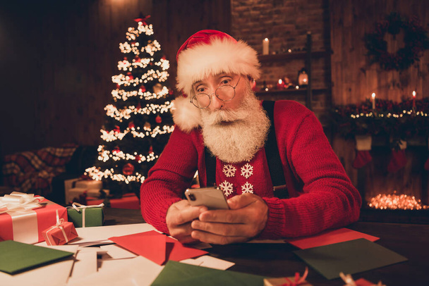 Photo portrait amazed santa wearing glasses using smartphone browsing internet - Valokuva, kuva